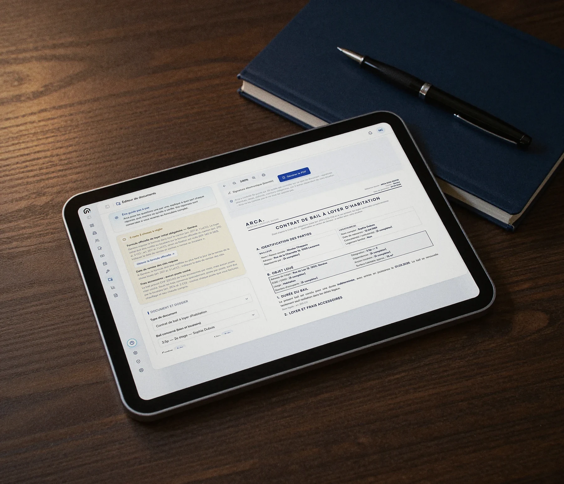 Une tablette posée sur des carnets, l'éditeur de documents d'Arca à l'écran